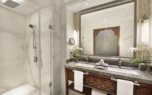 The Ritz-Carlton, Dubai, JBR - Deluxe Room Bathroom 2